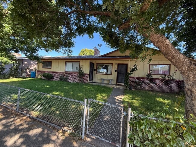 Building Photo - 611 Fairview Dr