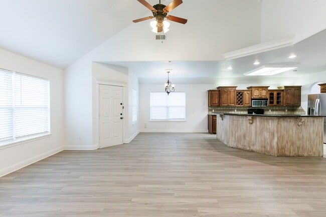 Building Photo - Gorgeous 4 bed 2.5 bath!