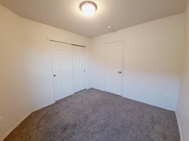 Building Photo - MOVE IN SPECIAL! 1/2 off 2nd months rent! Cute 3 bed, 2 bath home in Huning Ranch