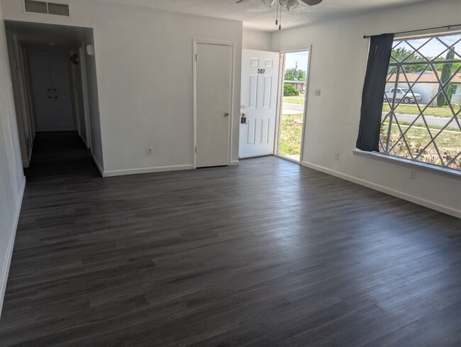 Building Photo - 507 E Mescalero Rd