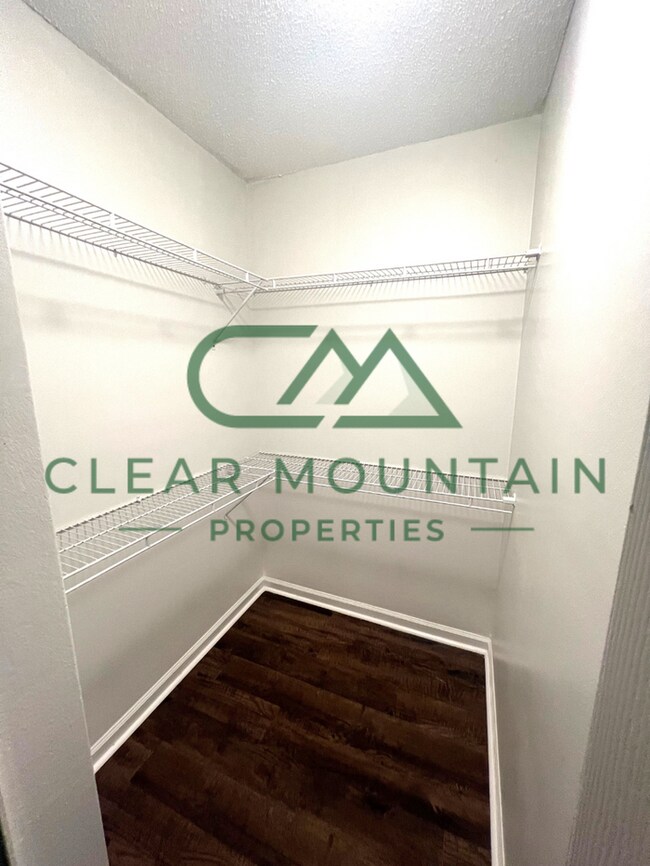 Building Photo - WINTER IS COMING! REDUCED RENT - $1799