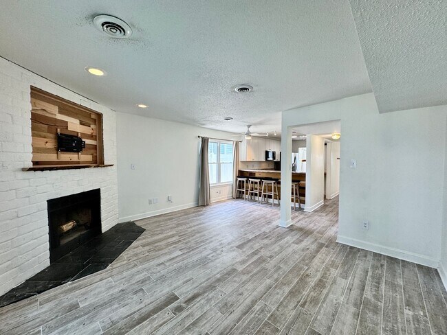 Building Photo - Ready NOW! A Custom Townhouse-Style Duplex Blocks to the Beaches! Fenced Yard - Hot Tub - Pet Fri...
