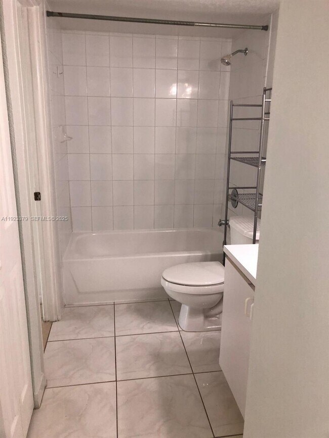 Building Photo - 9360 Fontainebleau Blvd