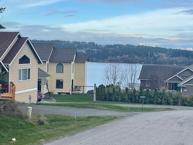 Building Photo - Lovely Home in Holmes Harbor with a Short Term Lease!