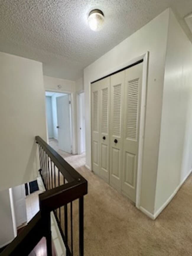 Building Photo - Beautiful 4 Bedroom Townhome