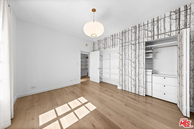 Building Photo - 109 N Sycamore Ave