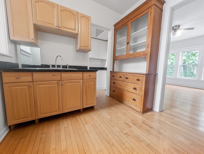 Building Photo - Large 3-bed/1-bath Apartment in the Heart of Rogers Park!