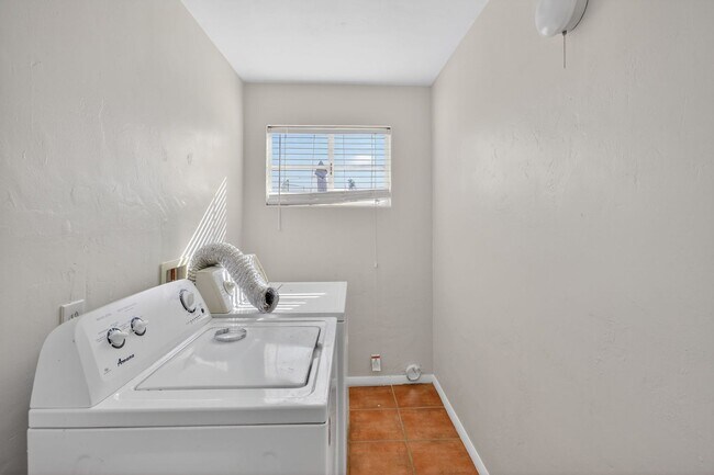 Building Photo - 2272 E Blacklidge Dr