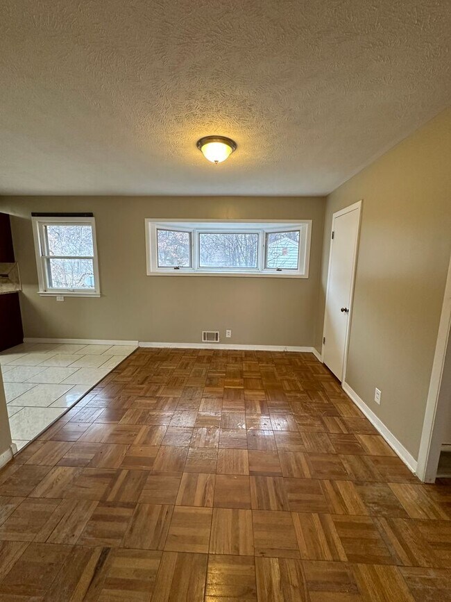 Building Photo - 4Bed 2Bath-6 Month Lease Option!