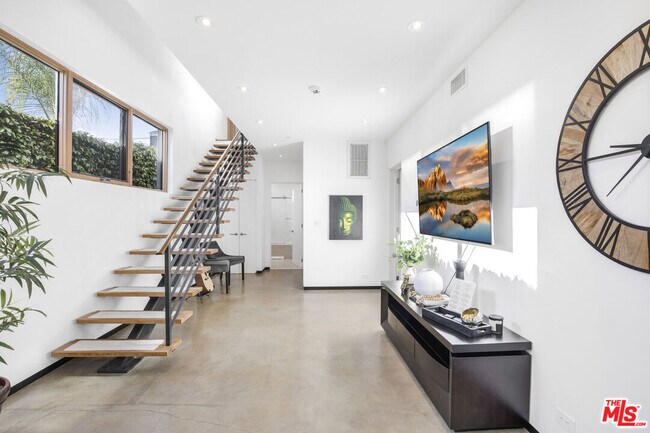 Building Photo - 661 Broadway St