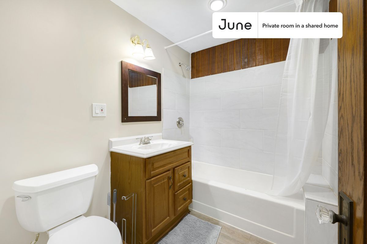 Building Photo - Room in Shared 2 bed/2 bath home