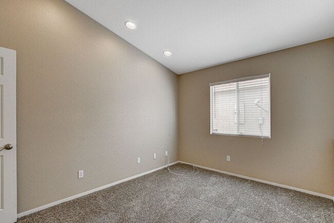 Building Photo - Adorable single story in a gated community!