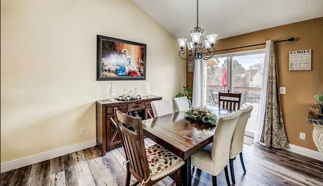 Building Photo - Huge room in a large shared home, private bathroom, great neighborhood, friendly roommates!