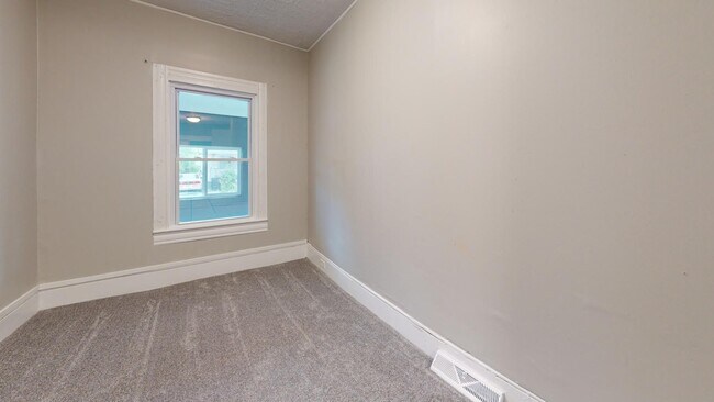 Building Photo - Old Brooklyn Area - 4 Bedroom - 1 Bath - Single Family Home