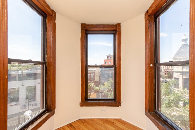 Building Photo - 1136 W Armitage Ave