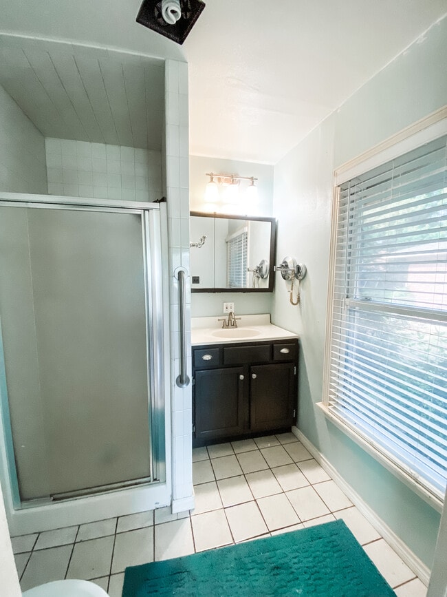 Master bath - 1805 E California St