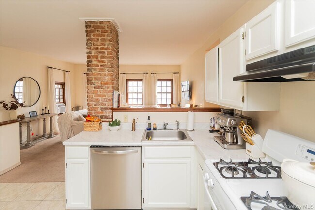 Building Photo - 102 Ward St