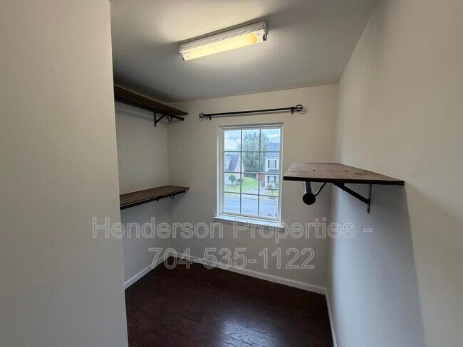 Building Photo - 2121 Ballingarry Dr