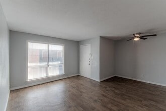 Building Photo - 100 Uhland Rd