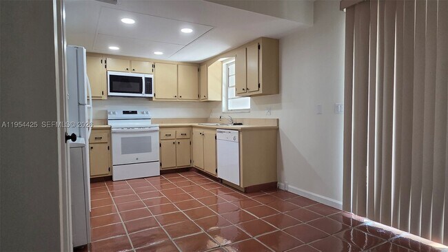 Building Photo - 180 Cypress E230