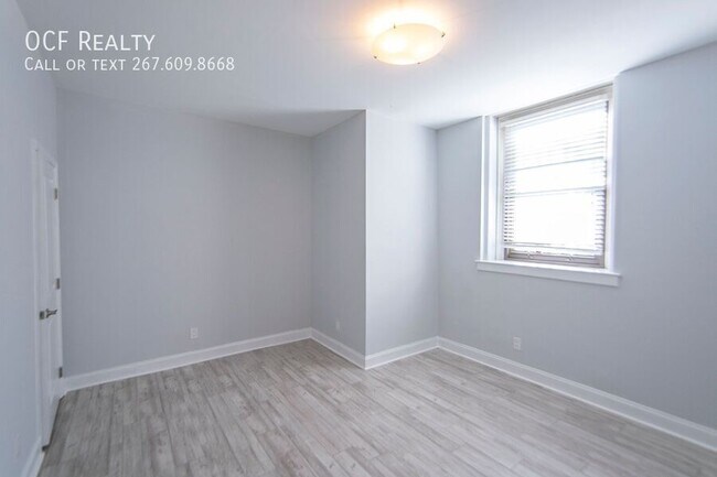 Building Photo - 427 Monroe St