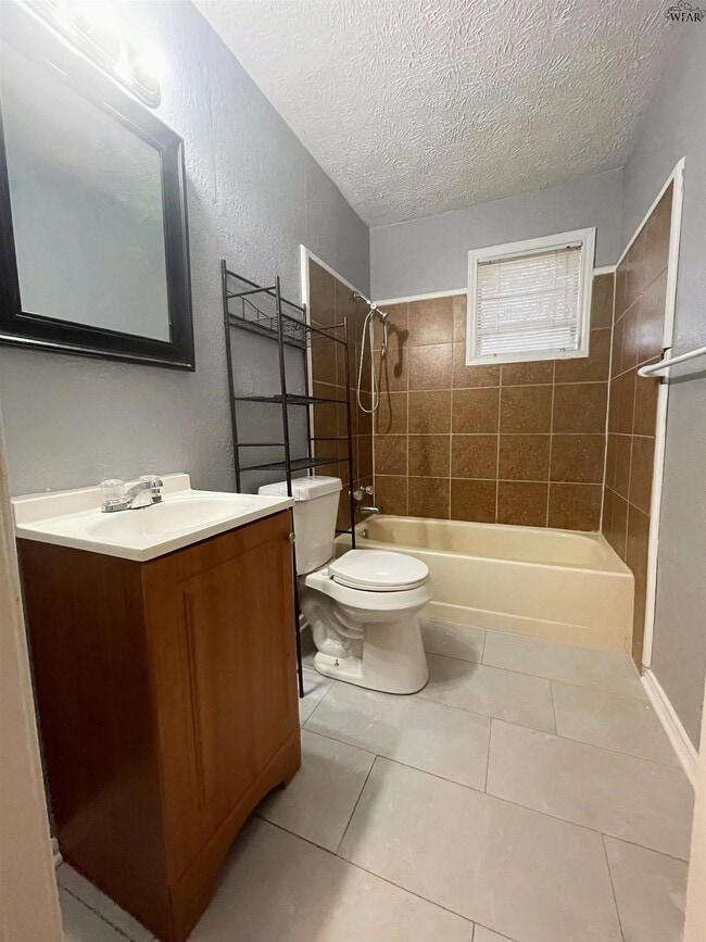 Building Photo - 1226 Bandera Blvd