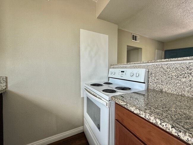 Building Photo - Charming 2-Bed Apartment – Well-Maintained...