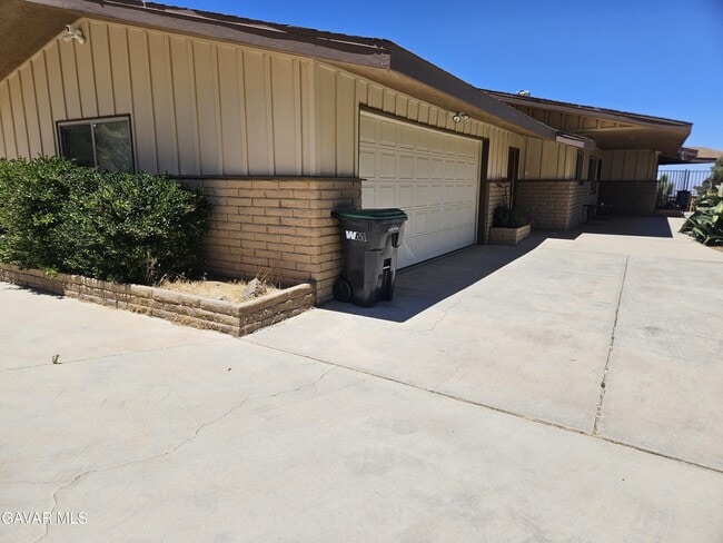 Building Photo - 615 Lakeview Dr
