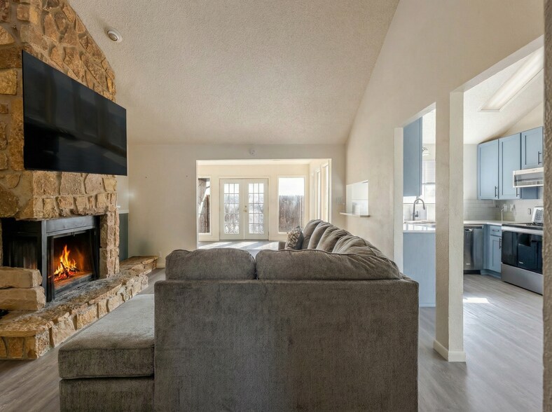 Building Photo - 504 Hilltop Dr