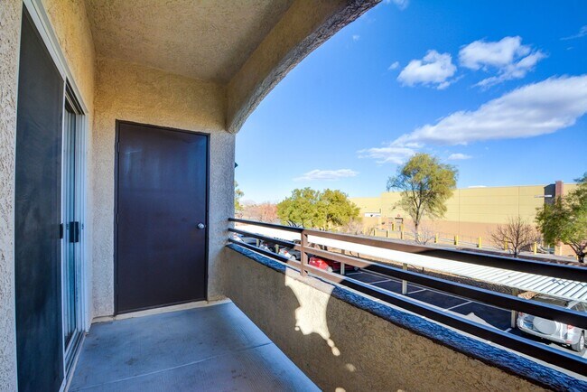 Building Photo - CLEAN, move in ready~GATED and super COMMUNITY!