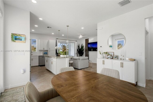 Building Photo - 4820 Longwood Lake Sq