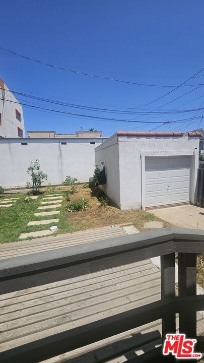 Building Photo - 1034 N Kenmore Ave