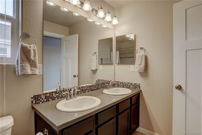 Building Photo - Beautiful 3 Bedroom 3 Bath Home Available for Rent!