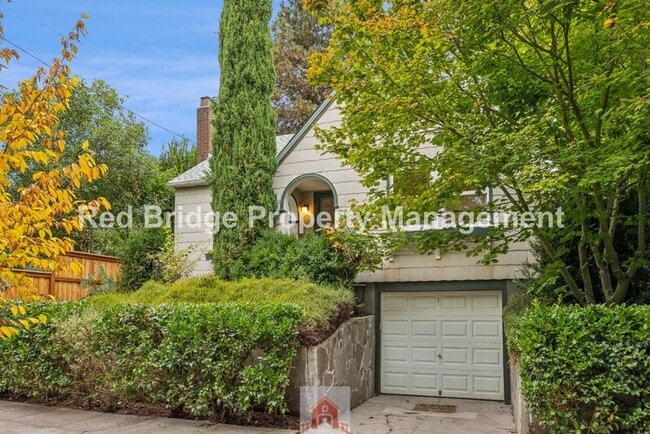 Building Photo - 2619 NE Flanders St