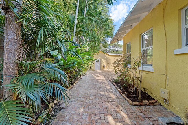 Building Photo - 2465 Inagua Ave