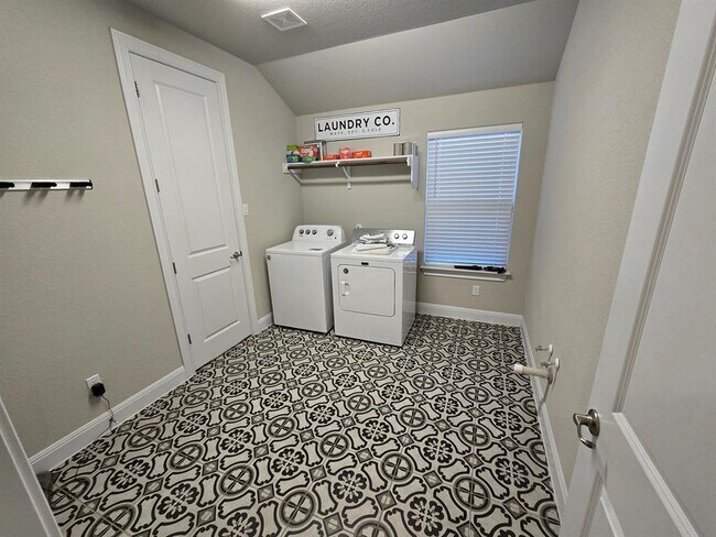 Building Photo - 539 Tanda Ln