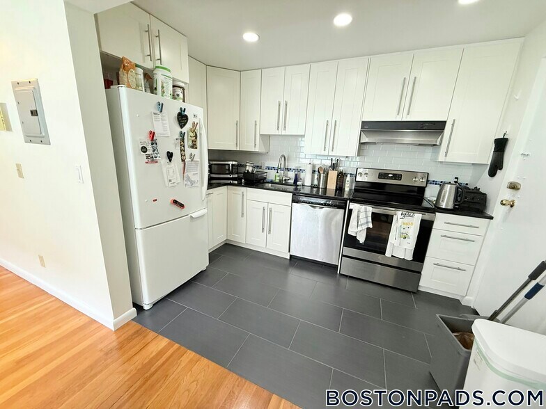 Building Photo - 135 Inman St