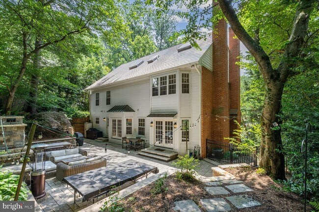 Building Photo - 5 Bed 4.5 Bath - Bethesda len Echo Heights...