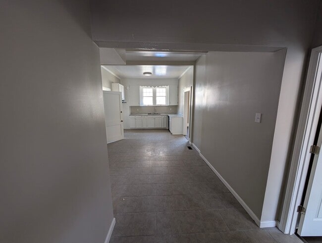 Building Photo - Spacious 3/4 Bedroom