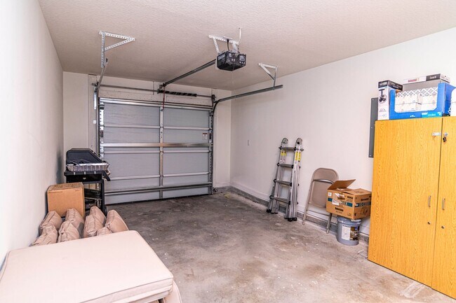 Building Photo - Spacious 3BR/3BA home in a quiet neighborh...