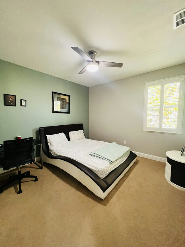 Building Photo - 3084 Vittoria Loop