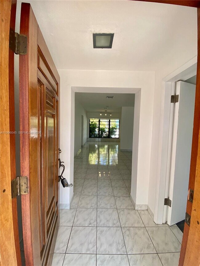 Building Photo - 1101 Bay Dr