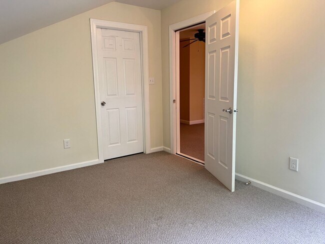 Building Photo - Spacious 3 Bed | 3.5 Bath End Unit Townhom...