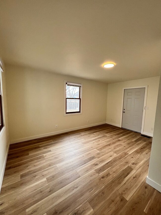 Building Photo - 835 Waugoo Ave