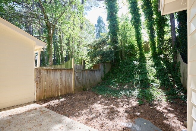 Building Photo - 2BR/2.5BA Townhome Gem with Fenced Yard, Fireplace & Bay Windows