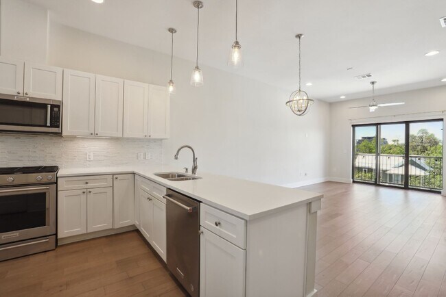 Building Photo - 908 Nueces St