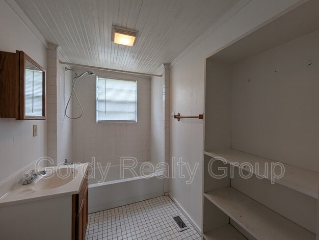 Building Photo - 2972 Dickson St