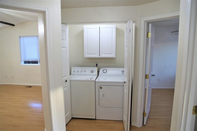 Building Photo - Clean 3 bed 2 bath Large Garage Open Living Area