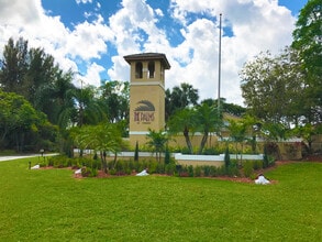 Building Photo - 212 Palm Cir E