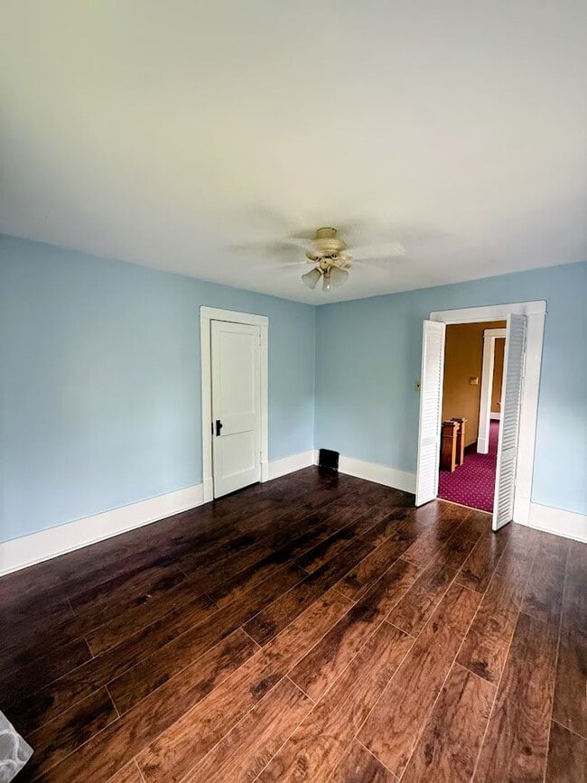 Building Photo - Three bedroom one bathroom home for rent